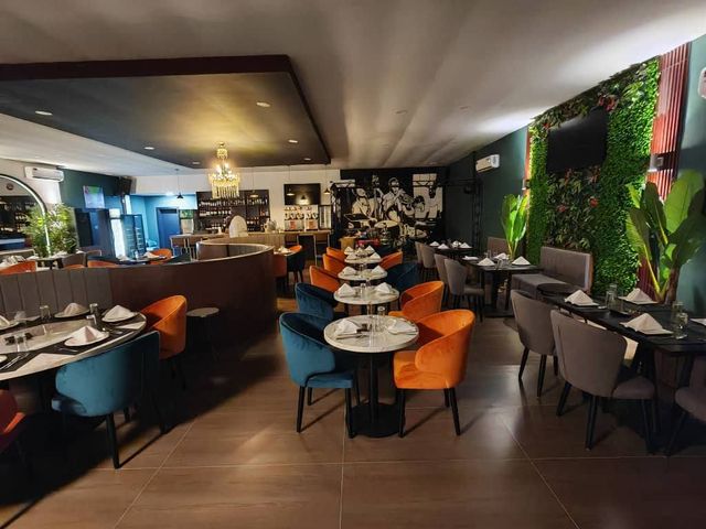 Le mur végétal et les banquettes